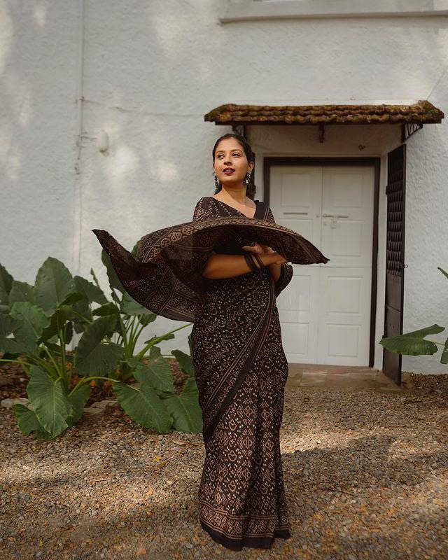 linen-linen121130-un-stitched-regular-black-pure-cotton-linen-saree-weaved-with-zari-comes-with-tassels-33297439621156_1c02f0a3-6a9d-416d-8206-7c279d24564f